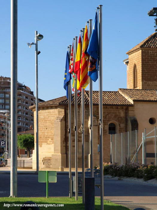 BANDERAS DEL CAMPUS Y CABECERA DEL TEMPLO